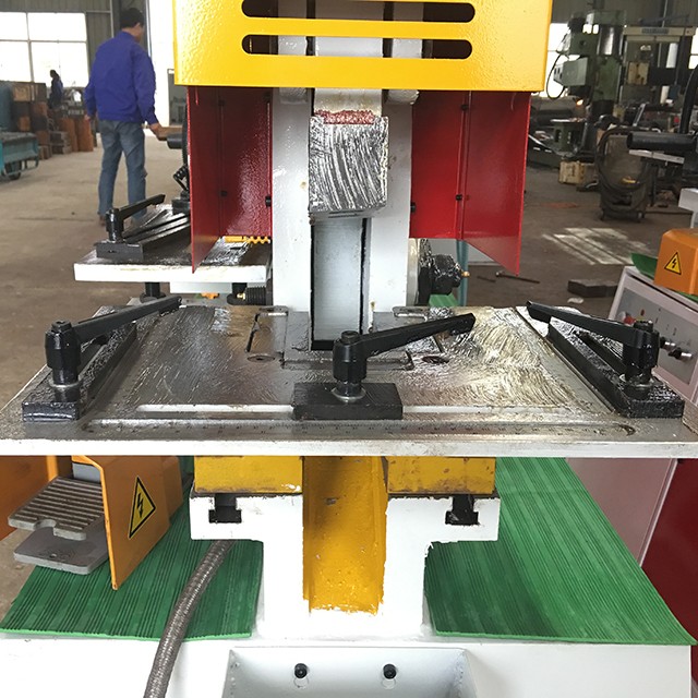 110-tonski hidravlični stroj za rezanje vogalov za kovinsko pločevino