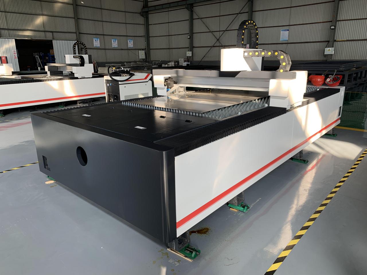 1kw 1,5kw 2kw stroj za lasersko rezanje vlaken za rezanje pločevine 3000x1500 mm