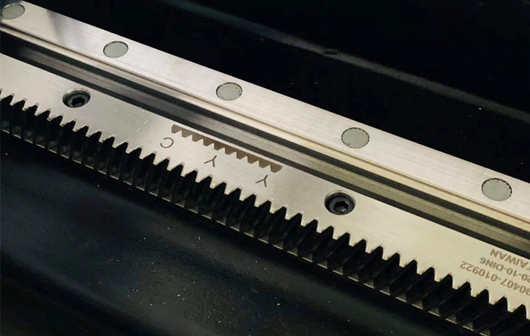 Stroj za lasersko rezanje vlaken 3015 za hitro rezanje kovinskih materialov 1-6 mm