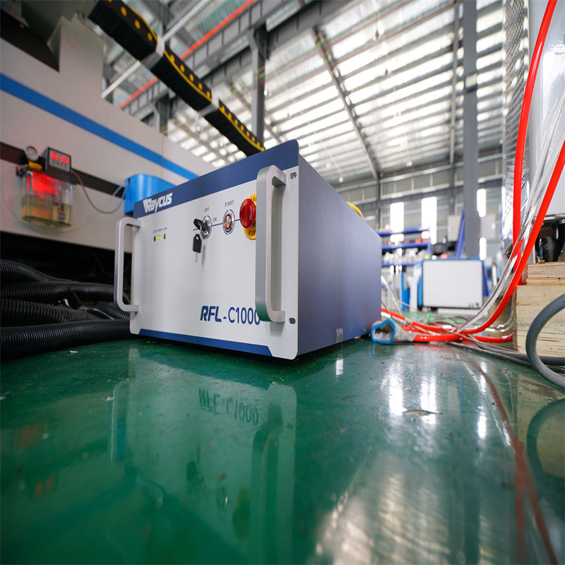 Stroj za lasersko rezanje kovinskih plošč in cevi z rotacijsko napravo