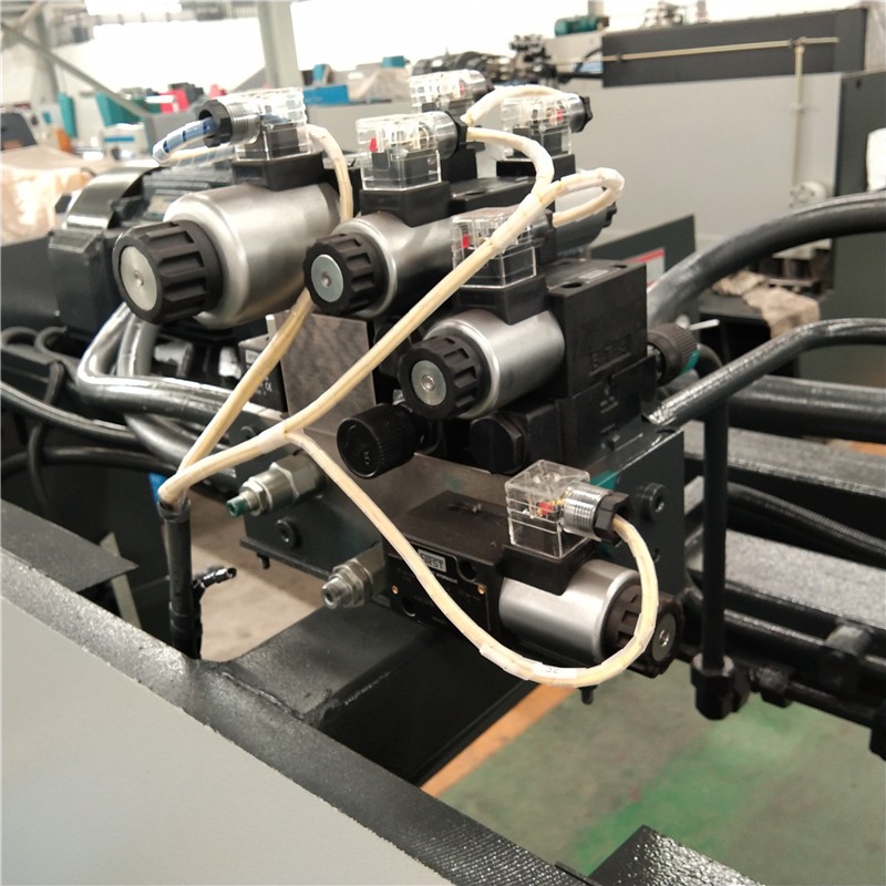 Qc12k-4x2500 Cnc hidravlični strižni stroj za rezanje po meri